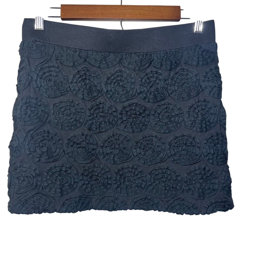 Forever 21 Textured‎ Rosette Mini Skirt Black L